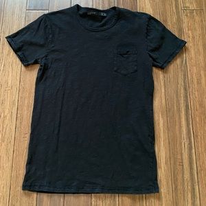 ⭐️Cotton On Men’s black tee⭐️